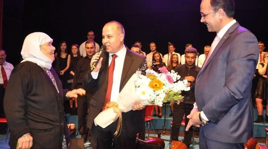 Fatma Nine S&ouml;ylediği T&uuml;rk&uuml;yle Herkesi Coşturdu