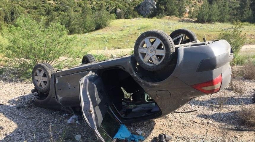 Otomobil Yoldan &Ccedil;ıkıp Takla Attı: 3 Yaralı