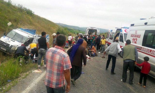 Bursa’da Tarım İşçilerini Taşıyan Kamyonet Kaza Yaptı...çok Sayıda Yaralı Var