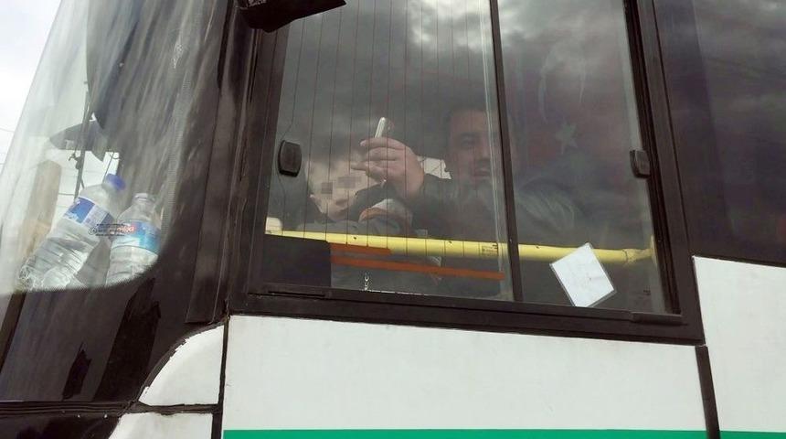 Kucağında &Ccedil;ocuğu, Elinde Telefon İle Otob&uuml;s Kullandı