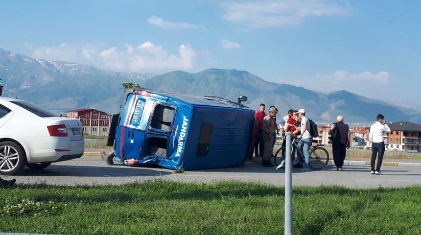 Devrilen Jandarma Aracındaki 2 Kişi Yaralandı