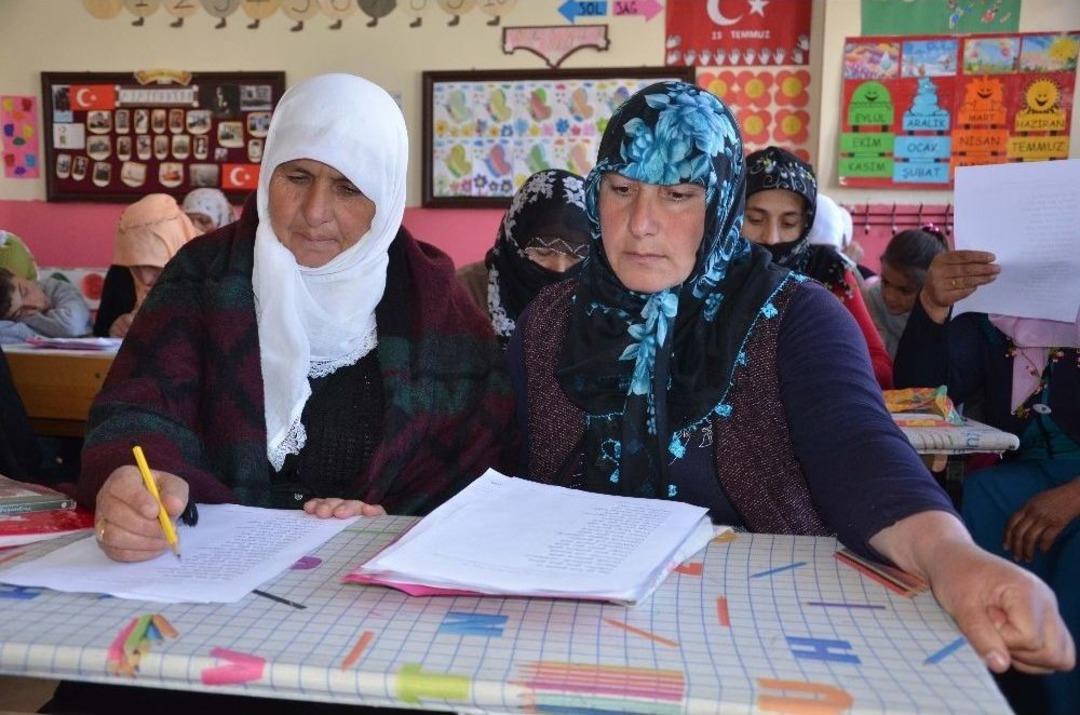 3 Kuşak Aynı Sırada Ders G&ouml;r&uuml;yor