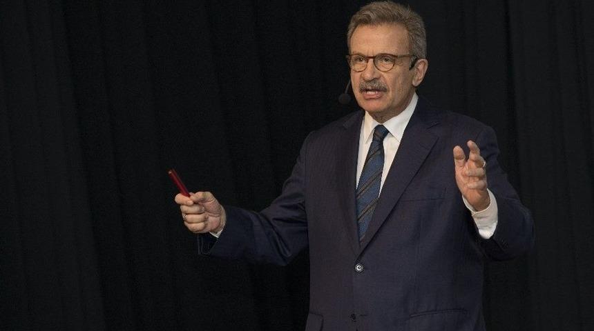 D&uuml;nyaca &Uuml;nl&uuml; Fizik Profes&ouml;r&uuml;nden Gen&ccedil;lere Tavsiye: