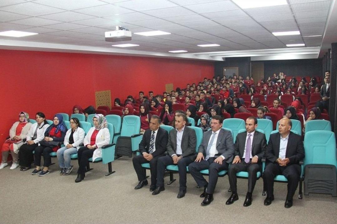 Milli Eğitim M&uuml;d&uuml;r&uuml; Yıldız&rsquo;dan &Uuml;niversiteye Hazırlananlara Motivasyon