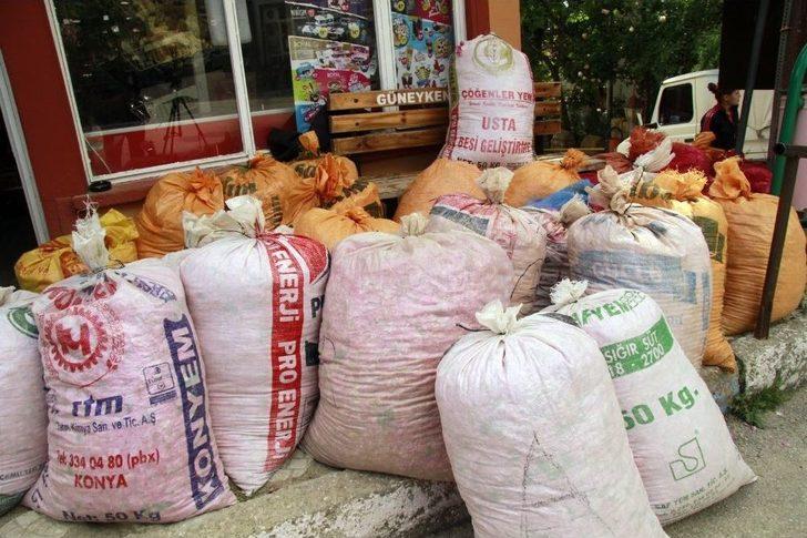 Gülün, Geleneksel Yöntemlerle Gülsuyu Ve Gülyağına Giden Zahmetli Yolculuğu G4