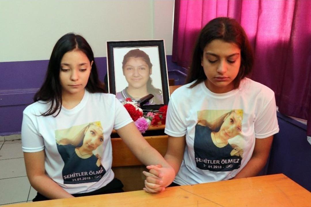 Reyhanlı Şehidi Fatma&rsquo;nın Okuldaki Sırası Karanfillerle Donatıldı