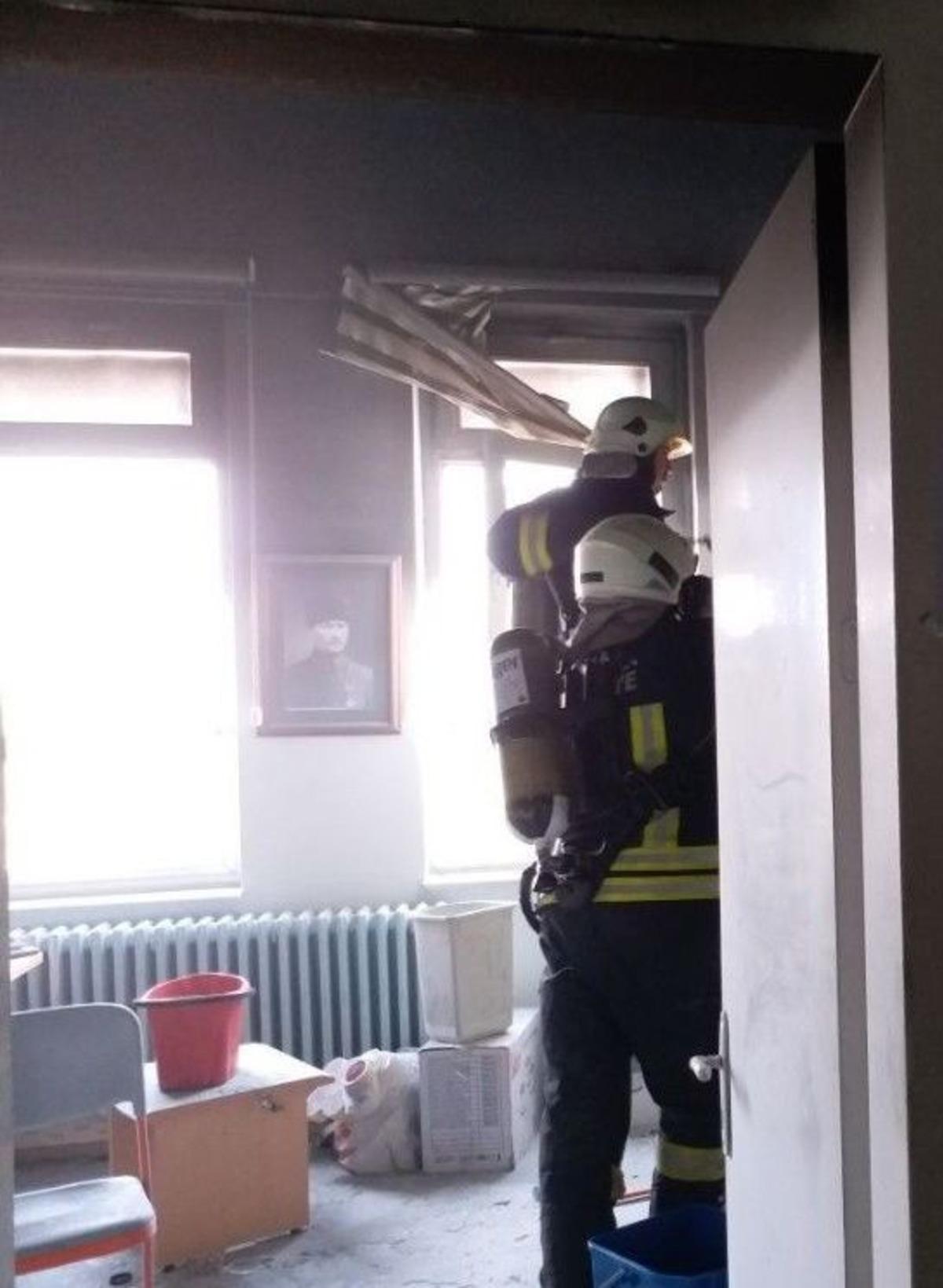 Anadolu Lisesinde &Ccedil;ıkan Yangın Korkuttu