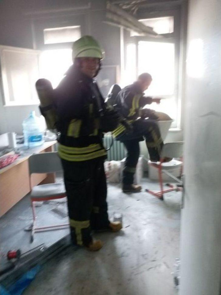 Anadolu Lisesinde Çıkan Yangın Korkuttu G3