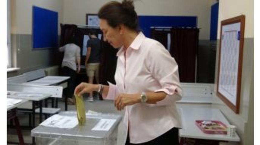 &Uuml;nl&uuml; Sanat&ccedil;ı Demek Akbağ&rsquo;ın Se&ccedil;im Tahmini Tutmadı