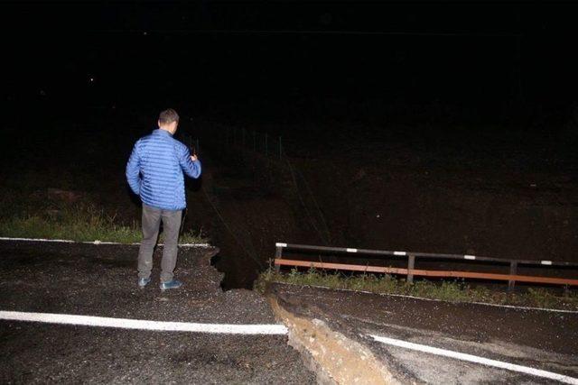 Sel Suları Köprüyü Yıktı, Karayolu Ulaşıma Kapandı