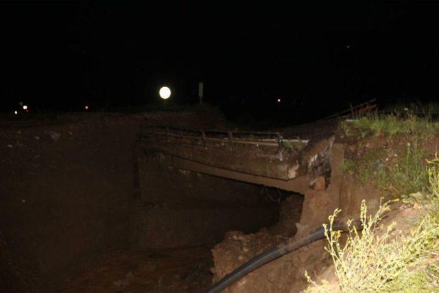 Sel Suları Köprüyü Yıktı, Karayolu Ulaşıma Kapandı