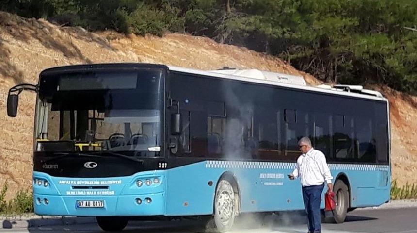 Halk Otob&uuml;s&uuml;n&uuml;n Tekerleğinde &Ccedil;ıkan Yangın B&uuml;y&uuml;meden S&ouml;nd&uuml;r&uuml;ld&uuml;