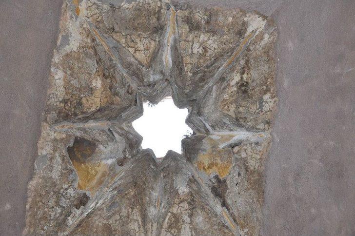 Tarihi Mazlum Ağa Hamamı Duvarında Yarasa Kanadı Figürü Çıktı G1