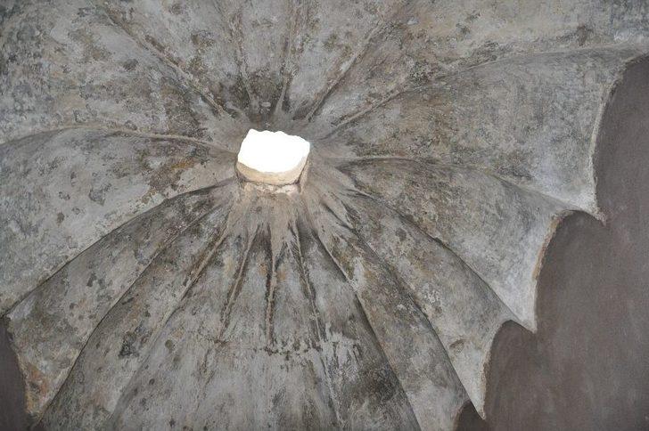 Tarihi Mazlum Ağa Hamamı Duvarında Yarasa Kanadı Figürü Çıktı G2