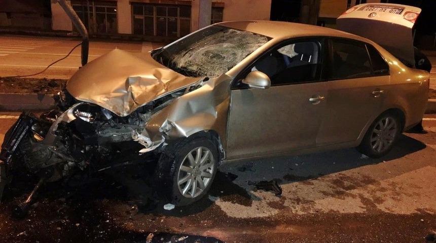 Otomobil Trafik Işıklarına &Ccedil;arptı : 1 Yaralı