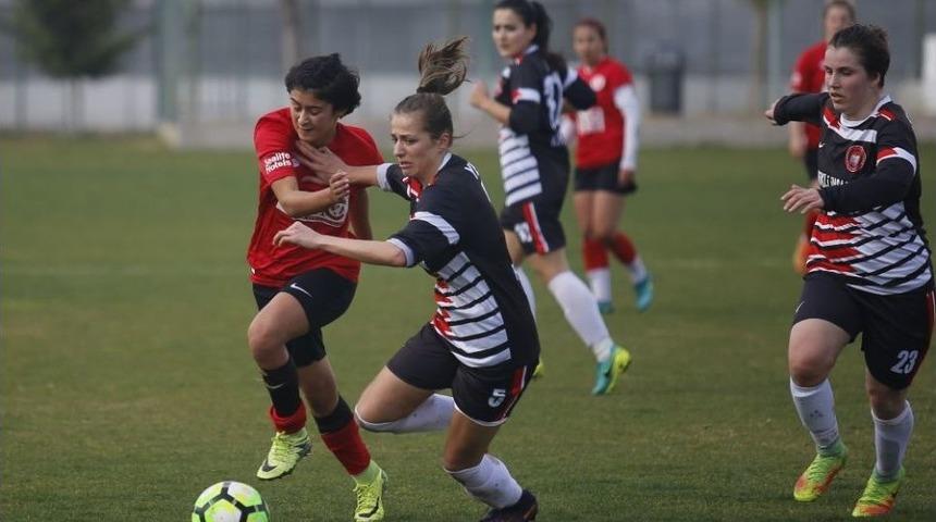 D&ouml;şemealtı Kadın Futbol Takımı Haftayı 3 Puanla Ge&ccedil;ti