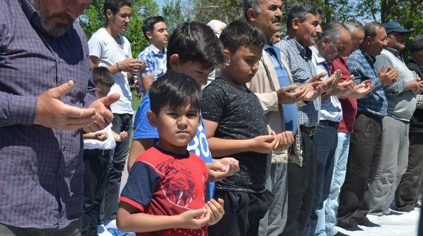 Eller Yağmur Rahmeti İ&ccedil;in A&ccedil;ıldı