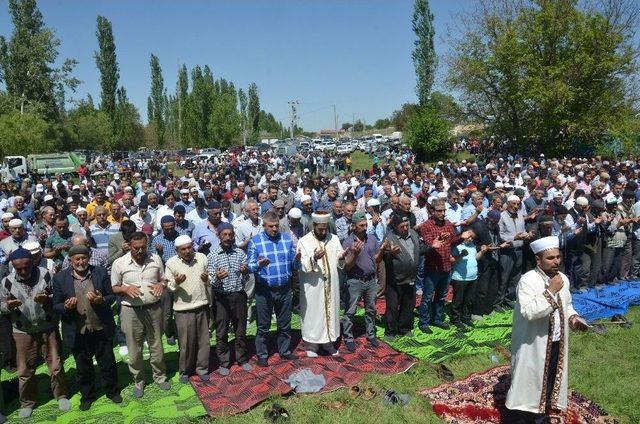 Eller Yağmur Rahmeti İçin Açıldı