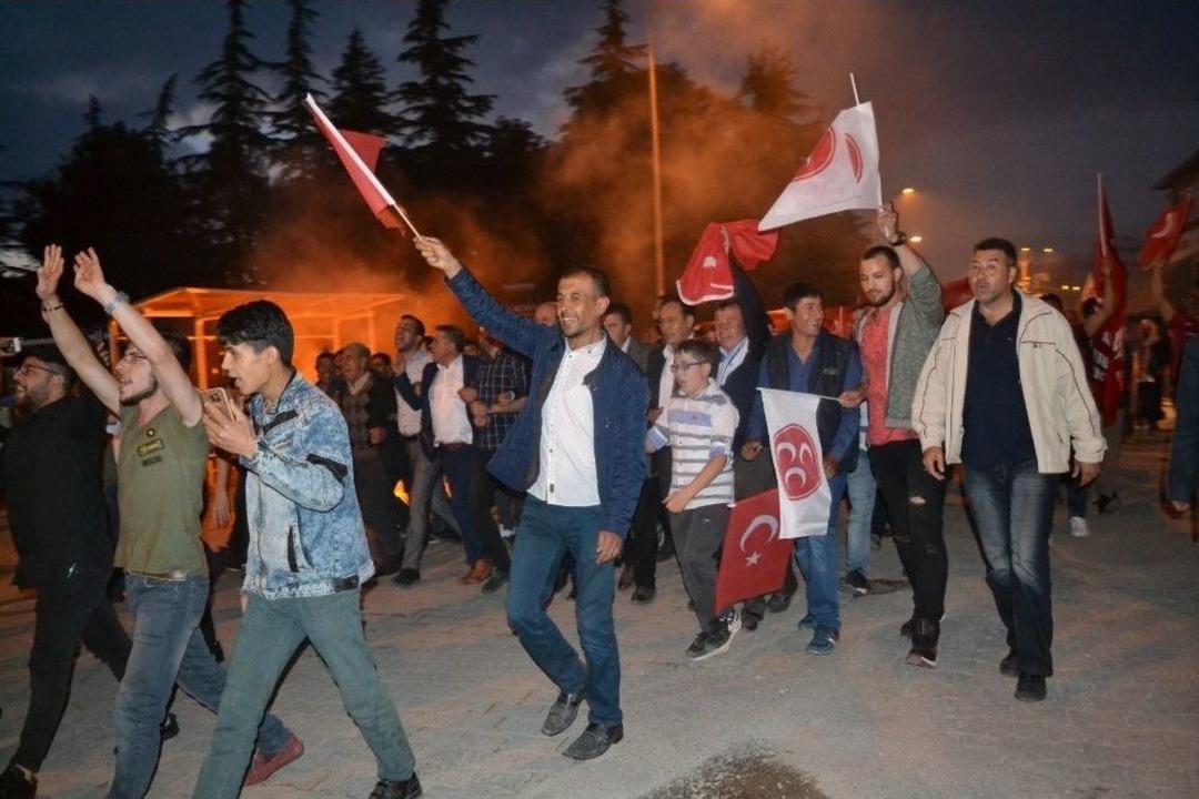 Ak Parti&rsquo;nin Zaferi Şuhut&rsquo;ta Coşku İle Kutlandı
