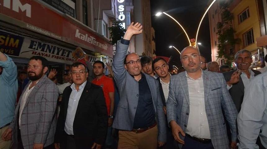 Sandıklı’da Seçim Zaferi Belediye Balkonundan Kutlandı