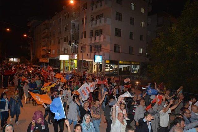 Sandıklı’da Seçim Zaferi Belediye Balkonundan Kutlandı