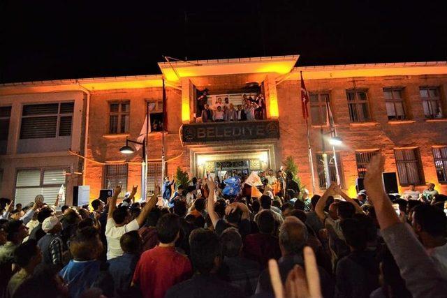 Sandıklı’da Seçim Zaferi Belediye Balkonundan Kutlandı