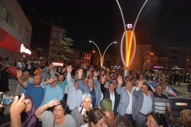 Sandıklı’da Seçim Zaferi Belediye Balkonundan Kutlandı