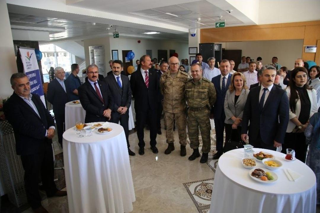 Tokatlı Hanımların Evdeki Titizliği, T&uuml;m Kente Yayılacak