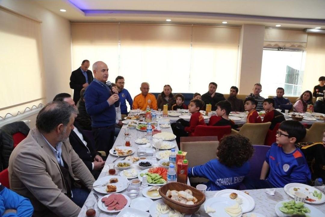Başkan Akg&uuml;n&rsquo;den Gen&ccedil; Sporcularla Destek