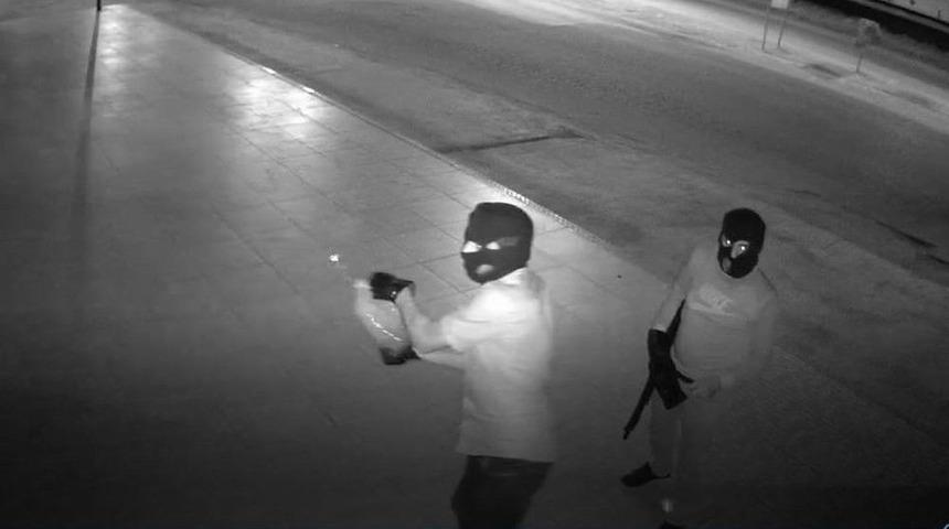 Benzin D&ouml;k&uuml;p Pastaneyi Kundaklarken Kameraya Yakalandılar