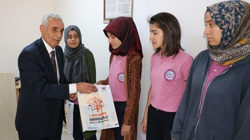 Eskkk Başkanı Evren &Ouml;ğrencilere Kitap Dağıttı