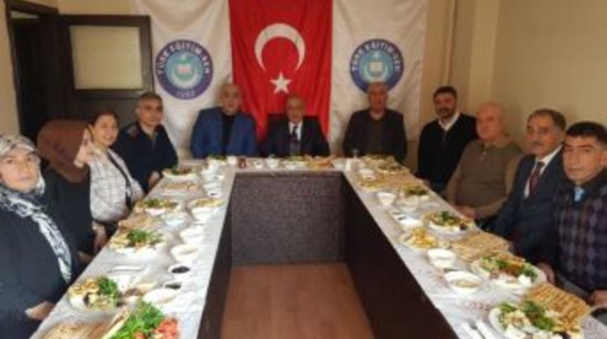 Rekt&ouml;r &Ccedil;omaklı&rsquo;dan T&uuml;rk Eğitim Sen&rsquo;e Ziyaret