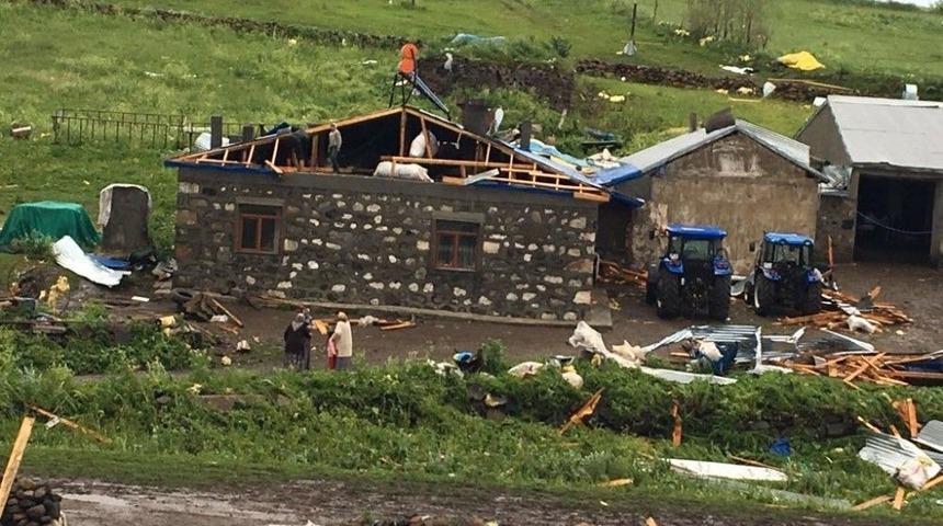 Kars&rsquo;ta Şiddetli Fırtına &Ccedil;atıları Yerinden S&ouml;kt&uuml;