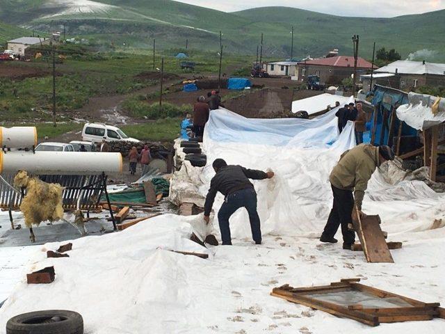 Kars&rsquo;ta Şiddetli Fırtına &Ccedil;atıları Yerinden S&ouml;kt&uuml; 1