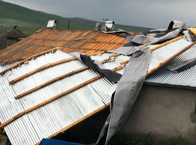 Kars&rsquo;ta Şiddetli Fırtına &Ccedil;atıları Yerinden S&ouml;kt&uuml; 2