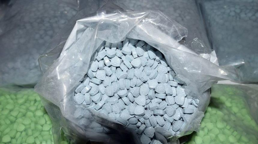 Ş&uuml;phe &Uuml;zerine Durdurulan Otomobilden 61 Kilo Uyuşturucu Hap &Ccedil;ıktı: 3 G&ouml;zaltı