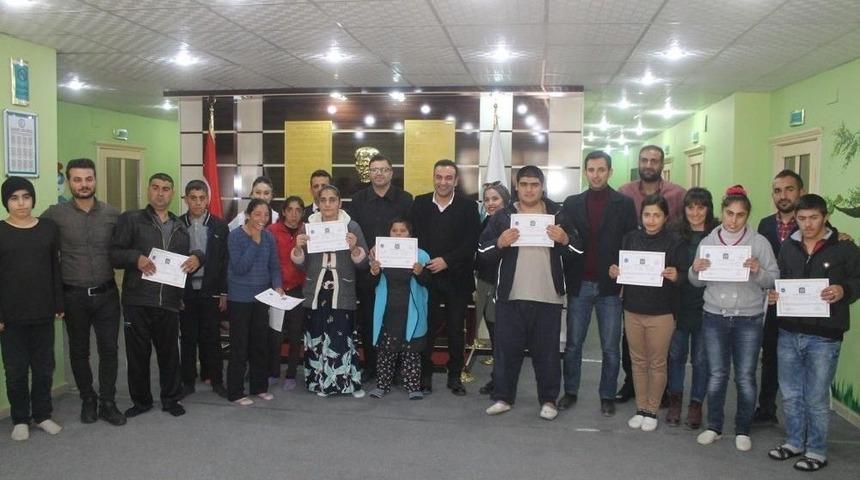 Engelli Kursiyerlere Sabun &Uuml;retimi Sertifikası Verildi