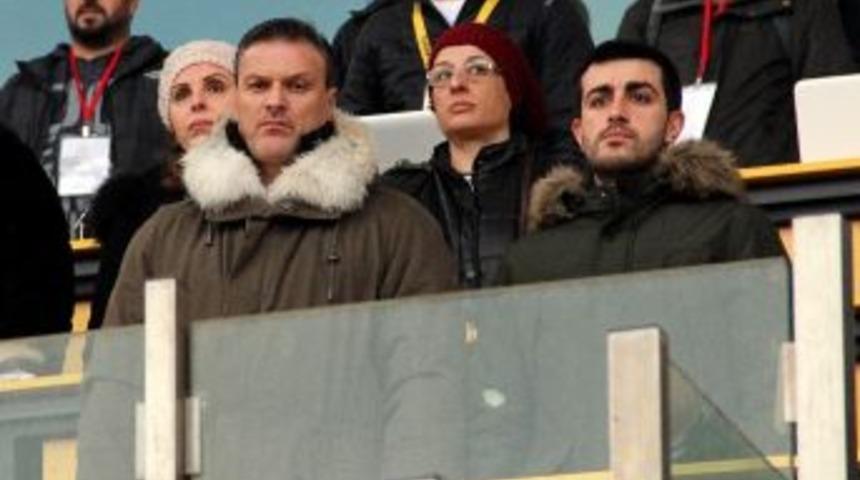 Alpay &Ouml;zalan&rsquo;dan Gen&ccedil; Oyunculara Yakın Markaj