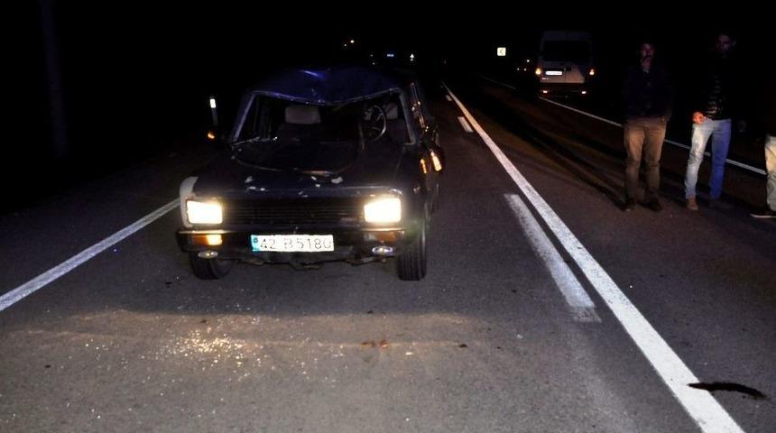 Otomobil Yolda Y&uuml;r&uuml;yen 2 Kişiye &Ccedil;arptı