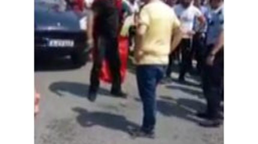 Yolun Ortasında Kendini Yakmaya Kalkıştı