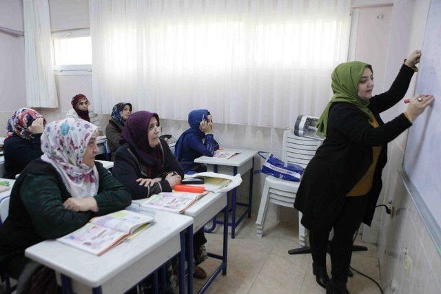 Bayraklı&rsquo;nın Semt Merkezleri Dolup Taşıyor 2