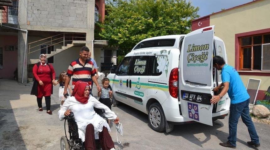 Engelli &Ccedil;ift, Engelsiz Taksi İle Nikah Salonuna Geldi