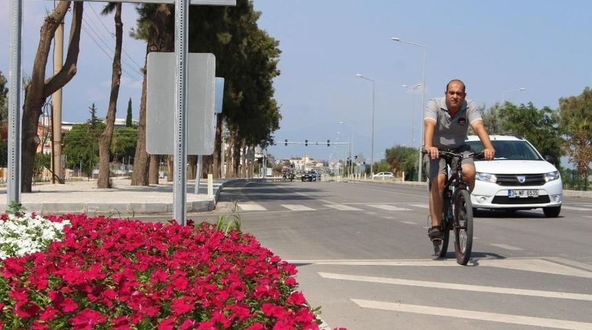 Finike Rengarenk &Ccedil;i&ccedil;eklerle Donatıldı