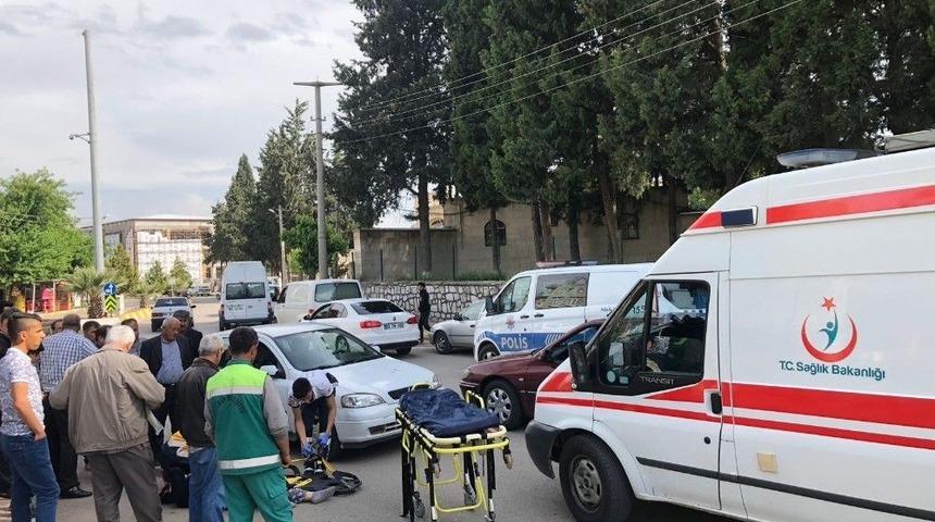 Otomobil Yayalara &Ccedil;arptı: 2 Yaralı