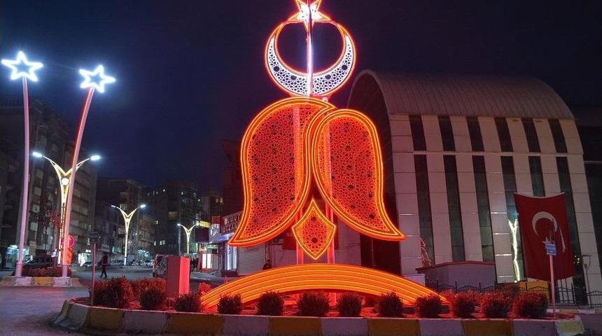 Hakkari&rsquo;de Ay Yıldızlı Ve Ters Laleli Aydınlatma