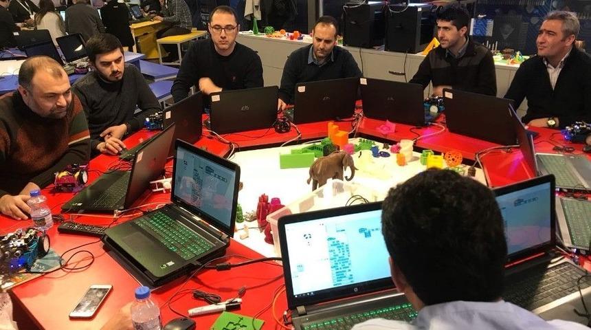 B&uuml;y&uuml;kşehir &Ouml;ğretmenlere &lsquo;robotik Kodlama&rsquo; Eğitimi Veriliyor