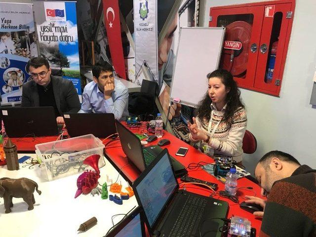 Büyükşehir Öğretmenlere ‘robotik Kodlama’ Eğitimi Veriliyor