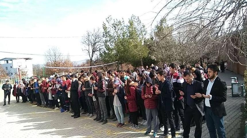 Lise Öğrencilerinden Mehmetçiklere Dua