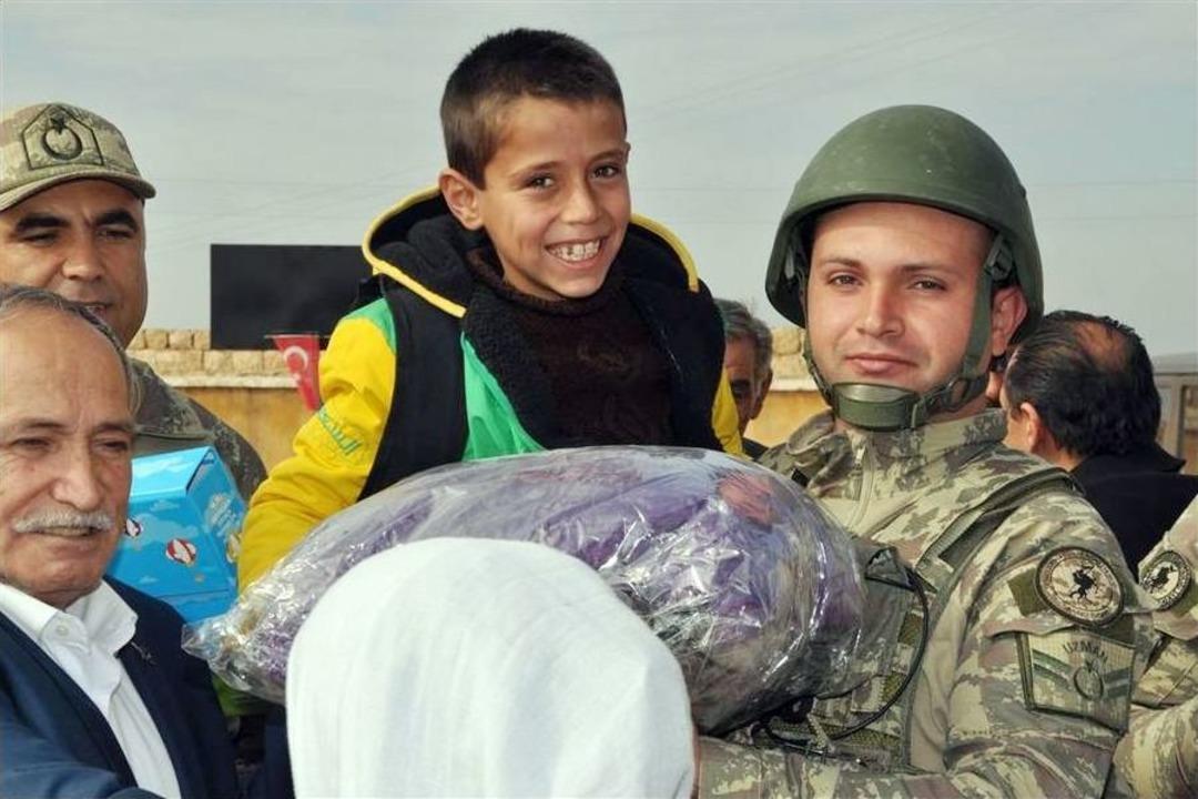 5&rsquo;inci Zırhlı Tugay&rsquo;ın Mehmet&ccedil;ikleri Cerabluslu &Ccedil;ocukların Y&uuml;z&uuml;n&uuml; G&uuml;ld&uuml;rd&uuml;