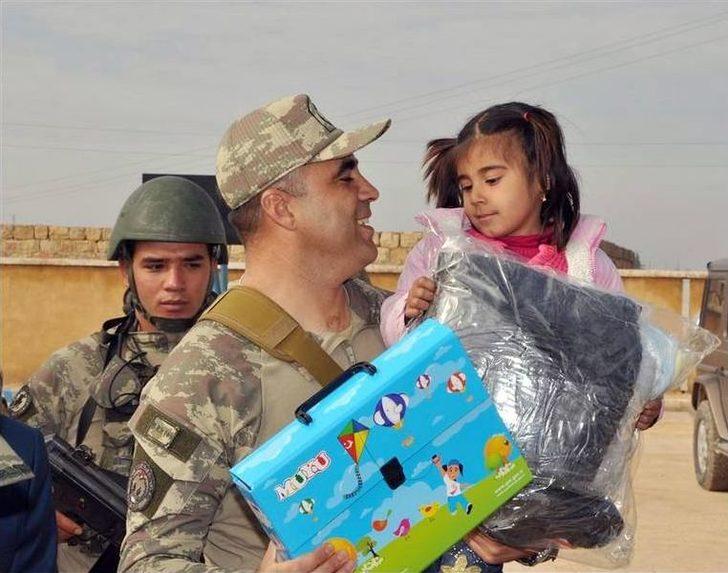 5’inci Zırhlı Tugay’ın Mehmetçikleri Cerabluslu Çocukların Yüzünü Güldürdü G1